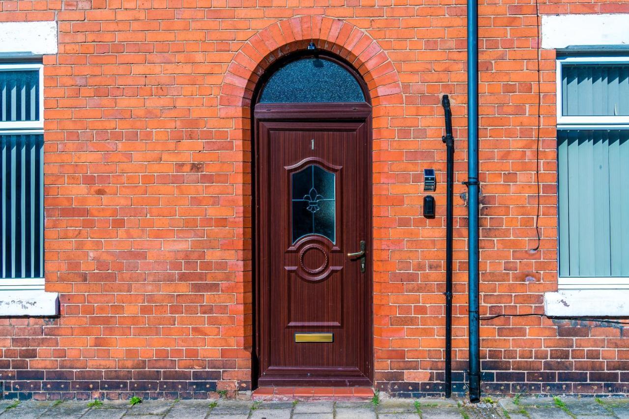 Spacious 3-Bed House In Chester By 53 Degrees Property, Ideal For Families & Professionals, Free Parking - Sleeps 7 Exterior photo